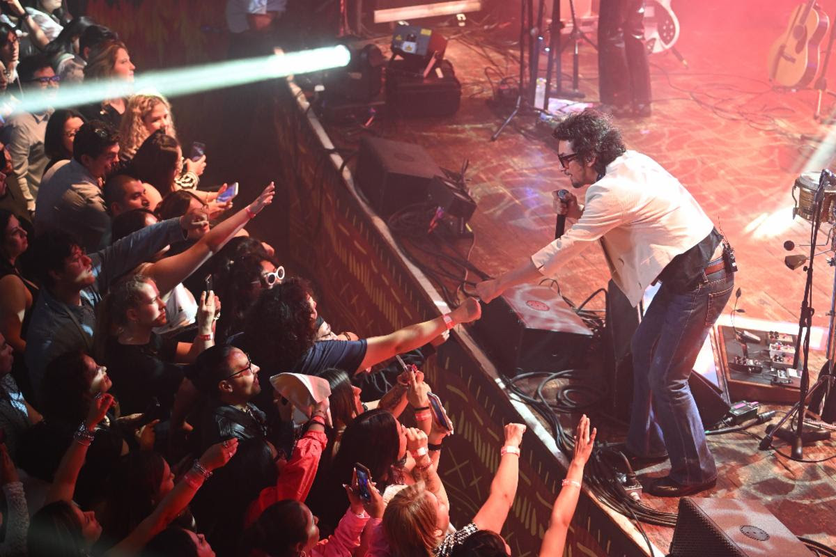 León Larregui with the concert audience